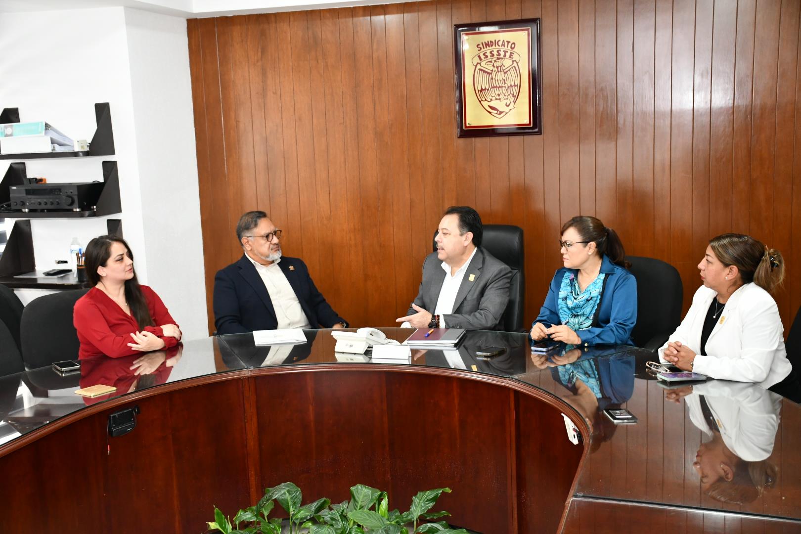 Reunión de trabajo con el Lic. Juan Gerardo  Lopez Hernandez, Director de Prestaciones Economicas  y Sociales, Tema EBDIS